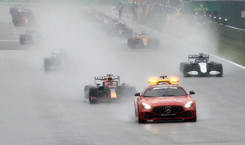 &copy; Reuters. El auto de seguridad guía a los bólidos bajo la lluvia durante el Gran Premio de Bélgica de Fórmula Uno en el circuito de Spa-Francorchamps, Spa, Bélgica. 29 agosto 2021. REUTERS/Christian Hartmann
