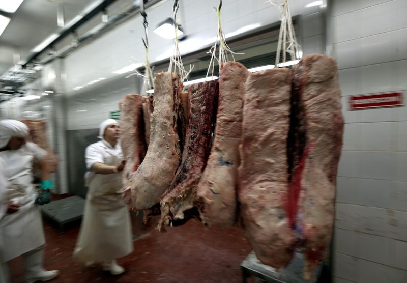 &copy; Reuters. FILE PHOTO: A worker handles beef carcasses at the Ecocarne Meat Plant slaughterhouse in San Fernando, Argentina, June 26, 2017. REUTERS/Marcos Brindicci/File Photo/File Photo