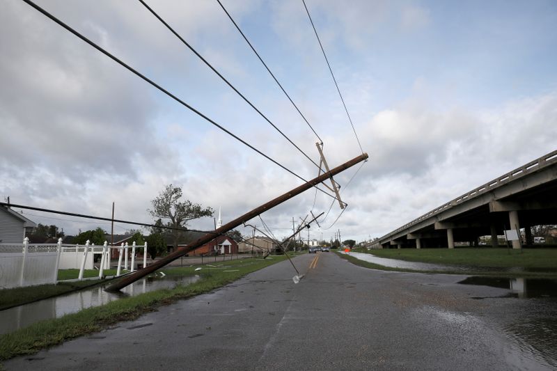 &copy; Reuters. Uma linha elétrica danificada é retratada depois que o furacão Ida atingiu a costa da Louisiana, em Kenner, Louisiana, EUA
30/08/2021
REUTERS/Marco Bello