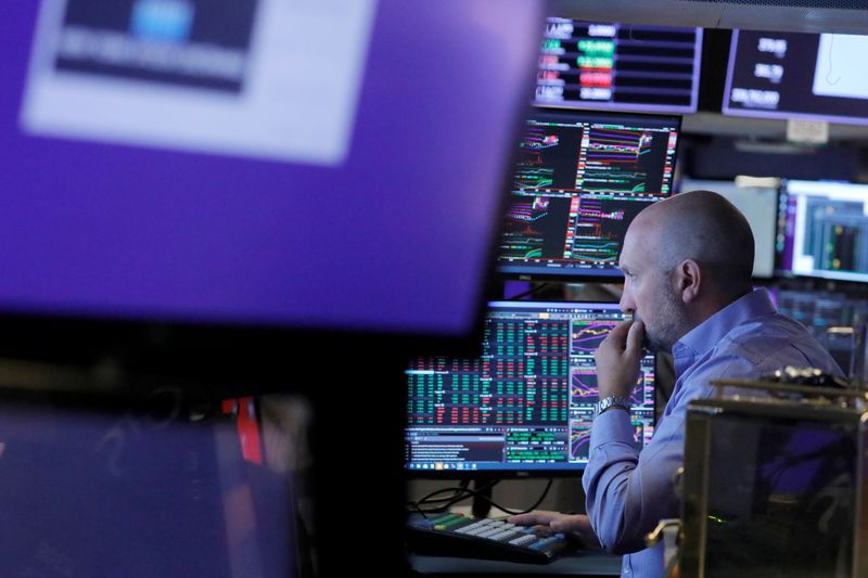 © Reuters. A trader works on the trading floor at the New York Stock Exchange (NYSE) in Manhattan, New York City, U.S., August 5, 2021. REUTERS/Andrew Kelly