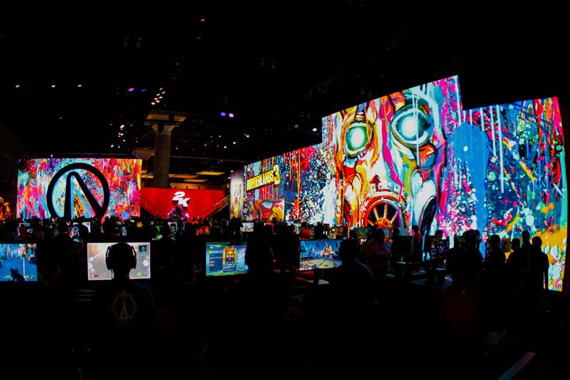 &copy; Reuters. IMAGEN DE ARCHIVO. Personas jugan videojuegos en E3, la expo anual de videojuegos en Los Ángeles, California, EEUU, Junio 12, 2019.  REUTERS/Mike Blake