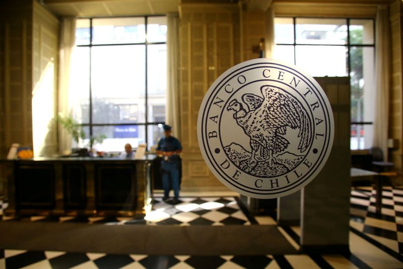 &copy; Reuters. FILE PHOTO: The emblem of  Chile's Central Bank is seen at its headquarters in Santiago, Chile March 29, 2018. REUTERS/Ivan Alvarado/File Photo