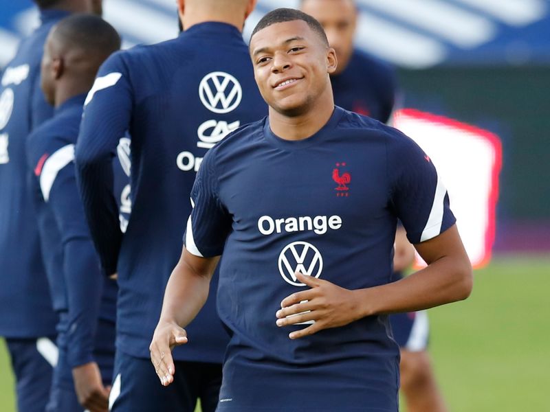 &copy; Reuters. Soccer Football - World Cup - UEFA Qualifiers - France  training - Meinau Stadium, Strasbourg, France - August 31, 2021 France's Kylian Mbappe during training REUTERS/Gonzalo Fuentes