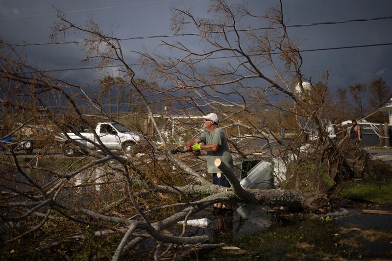 &copy; Reuters. Moradores de Gallino, na Louisiana, retira troncos de jardim após passagem de furacão Ida
31/08/2021
REUTERS/Adrees Latif