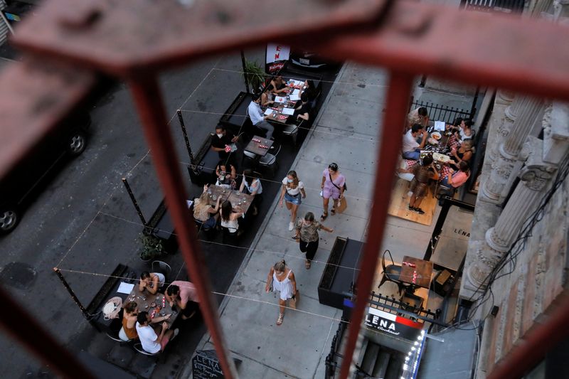 © Reuters. 全米レストラン協会（ＮＲＡ）が３１日に公表した調査によると、感染力の強い新型コロナウイルスのデルタ型変異株拡大により、米レストラン業界の脆弱な回復が足を引っ張られる恐れがある。写真はニューヨークで昨年６月撮影（２０２１年　ロイター／Andrew Kelly）