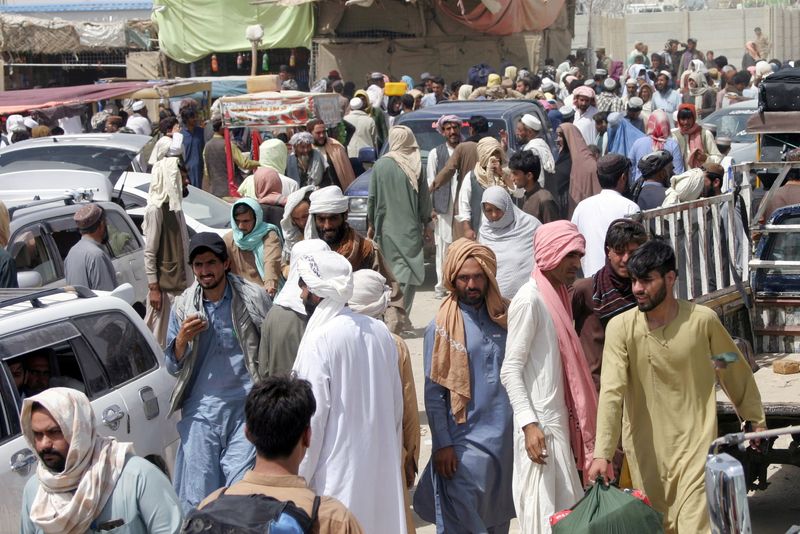 &copy; Reuters. FILE PHOTO: People arriving from Afghanistan gather at the Friendship Gate crossing point in the Pakistan-Afghanistan border town of Chaman, Pakistan August 27, 2021. REUTERS/Saeed Ali Achakzai/File Photo