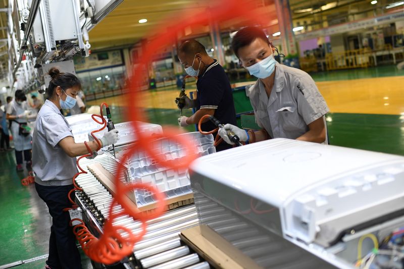 &copy; Reuters. La croissance de l'activité manufacturière en Chine s'est contractée en août pour la première fois en près d'un an et demi après que les mesures de confinements liées à l'épidémie de coronavirus, les goulets d'étranglement de l'offre et les pr