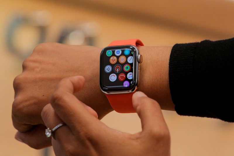 &copy; Reuters. FOTO DE ARCHIVO: Un empleado de Apple Store muestra el Apple Watch Serie 5 durante la vista previa de la tienda Apple Fifth Avenue rediseñada y reinventada en Nueva York, EEUU. 19 de septiembre de 2019. REUTERS/Brendan McDermid/File Photo