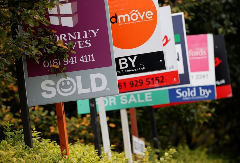 © Reuters. Estate Agent’s boards are lined up outside a housing development in Manchester, Britain, August 31, 2021. REUTERS/Phil Noble