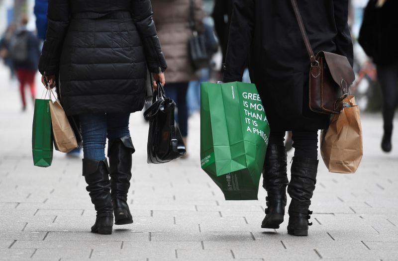 &copy; Reuters. FILE PHOTO: People carry their shopping bags in downtown Hamburg, Germany, January 25, 2018. REUTERS/Fabian Bimmer