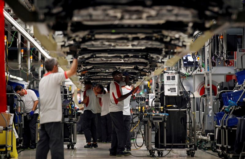 &copy; Reuters. FOTO DE ARCHIVO: Trabajadores ensamblan vehículos en la línea de montaje de la fábrica de automóviles SEAT en Martorell, cerca de Barcelona, España, 31 de octubre de 2018. REUTERS/Albert Gea