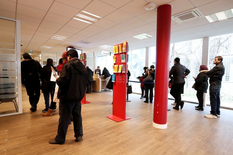 &copy; Reuters. FILE PHOTO: Job seekers wait to speak with staff at a National Agency for Employment (Pole Emploi) office in Aubervilliers, near Paris, France, December 20, 2017. REUTERS/Benoit Tessier