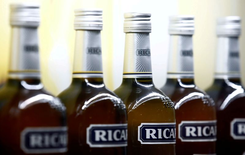 © Reuters. FILE PHOTO: Bottles of the Ricard aniseed-flavoured alcoholic drink displayed during French drinks maker Pernod Ricard's news conference to announce annual results in Paris, France, August 29, 2018.   REUTERS/Christian Hartmann/File Photo