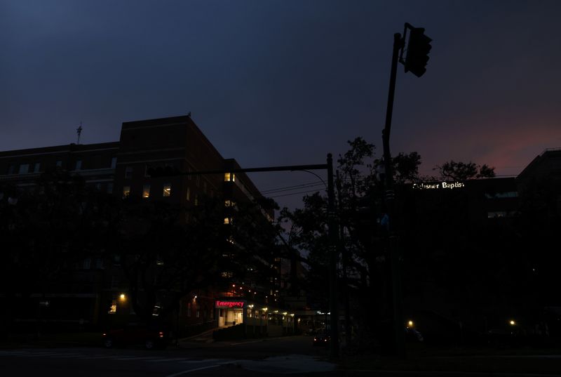 &copy; Reuters. El Centro Médico Bautista Ochsner con suministro de emergencia mientras las calles aledañas permanecen a oscuras tras el paso del huracán Ida en Nueva Orleans, Luisiana, Estados Unidos, 31 de agosto de 2021. REUTERS/Leah Millis
