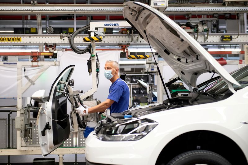 &copy; Reuters. FOTO DE ARCHIVO: Un trabajador con mascarilla en la línea de montaje de Volkswagen durante la epidemia de coronavirus en Wolfsburg, Alemania, 27 de abril de 2020. REUTERS/Swen Pfoertner