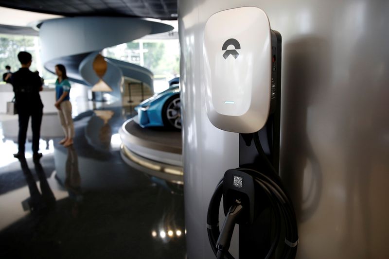 &copy; Reuters. FILE PHOTO: A NIO charging station is seen displayed at its store in Beijing, China August 20, 2020. REUTERS/Tingshu Wang/File Photo