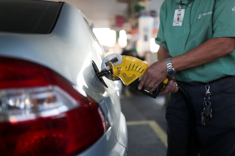&copy; Reuters. Frentista abastece carro em posto de gasolina do Rio de Janeiro
08/07/2021
REUTERS/Amanda Perobelli