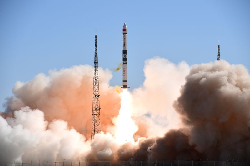 &copy; Reuters. FOTO DE ARCHIVO: Un cohete portador Kuaizhou-1A que lleva dos satélites despega del Centro de Lanzamiento de Satélites de Jiuquan en la provincia de Gansu, China, 12 de mayo de 2020. Diario de China vía REUTERS 