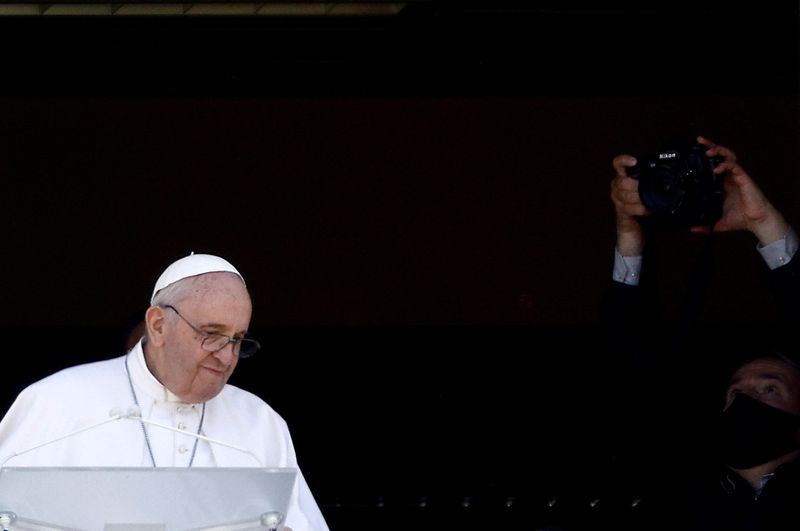 &copy; Reuters. FILE PHOTO: Pope Francis leads the Angelus prayer from a balcony of the Gemelli hospital, as he recovers following scheduled surgery on his colon, in Rome, Italy, July 11, 2021. REUTERS/Guglielmo Mangiapane/File Photo