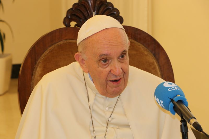 &copy; Reuters. Papa Francisco durante entrevista à emissora de rádio espanhola COPE na Cidade do Vaticano
01/09/2021 Carlos Herrera en COPE/Divulgação via REUTERS 