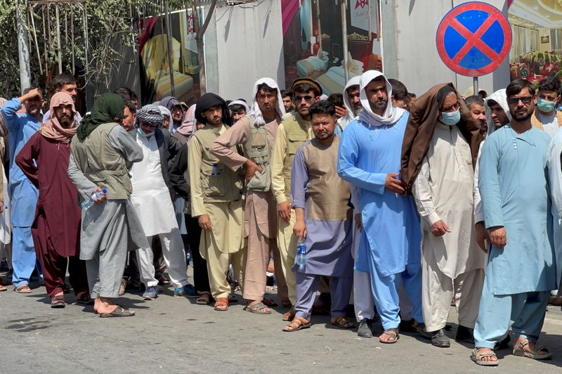 © Reuters. Afghans line up outside a bank to take out their money after Taliban takeover in Kabul, Afghanistan September 1, 2021. REUTERS/Stringer