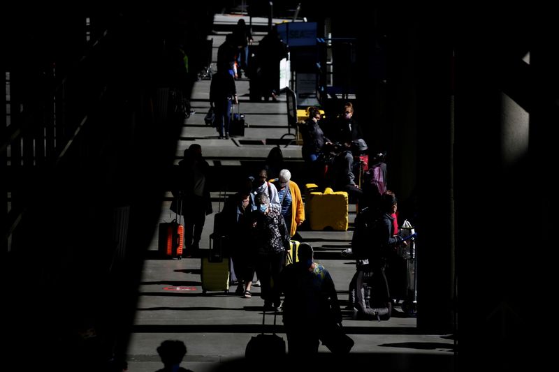 Number of screened U.S. airline passengers falls to lowest level since May