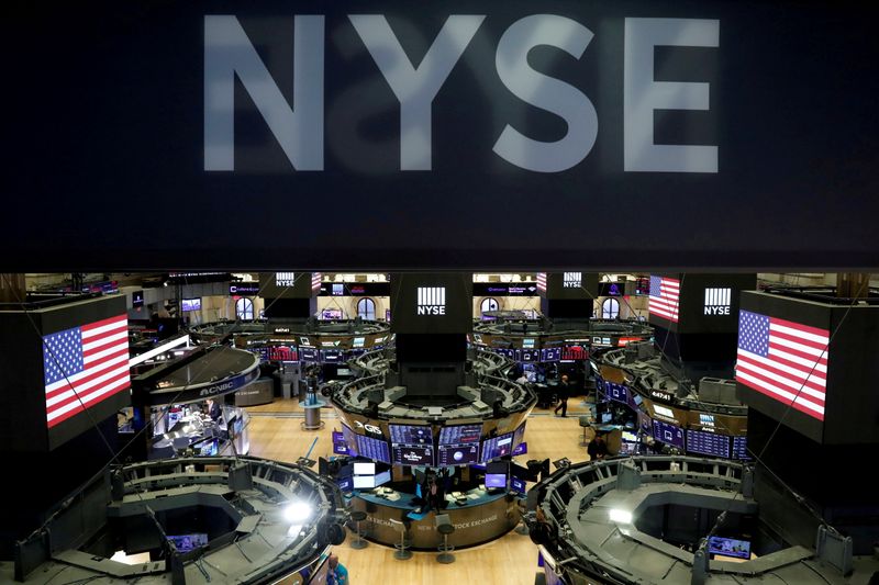 &copy; Reuters. La Bourse de New York a ouvert en hausse mercredi après un indicateur économique suggérant que la reprise de l'emploi aux Etats-Unis ralentit, une évolution qui pourrait dissuader la Réserve fédérale de réduire rapidement son soutien à l'économi