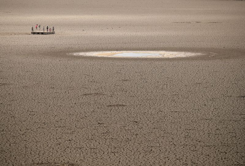 &copy; Reuters. Crianças brincam em represa municipal em Graaff-Reinet, África do Sul, afetada pela seca
17/11/2019 REUTERS/Mike Hutchings