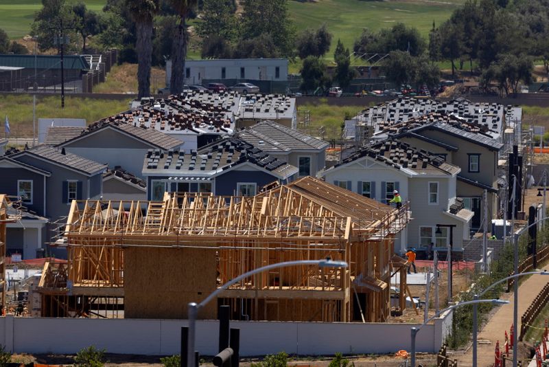 &copy; Reuters. Construção de casas unifamiliares residenciais pela empresa KB Home é mostrada na comunidade de Valley Center, Califórnia, EUA, 3 de junho de 2021. REUTERS/Mike Blake