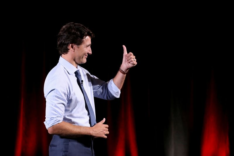 © Reuters. Canada's Liberal Prime Minister Justin Trudeau gives a thumb-up at the Metro Toronto Convention Centre during his election campaign tour in Toronto, Ontario, Canada, September 1, 2021. REUTERS/Carlos Osorio