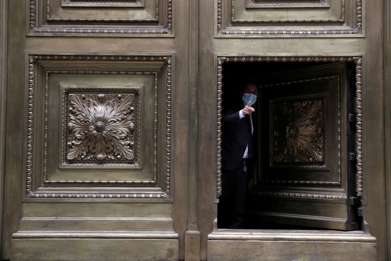 &copy; Reuters. Segurança do Banco Central do Chile faz gesto ao fechar a porta do prédio da instituição no centro de Santiago
16/03/2021
REUTERS/Ivan Alvarado