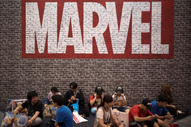 &copy; Reuters. Imagen de archivo referencial de visitantes sentados bajo el logo de Marvel en la Exposición Internacional de Caricaturas y Juegos (CCG, por su sigla en inglés) de China en Shanghái, China. 5 de julio, 2018. REUTERS/Stringer  ATENCIÓN EDITORES - ESTA 