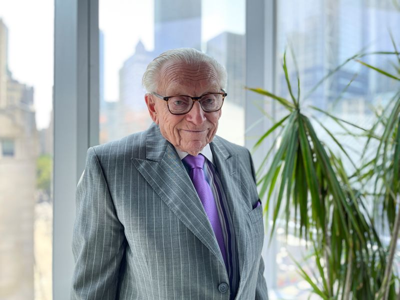 &copy; Reuters. FILE PHOTO: Real estate developer Larry Silverstein, poses at 7 World Trade Center in New York, U.S., August 12, 2021. REUTERS/Roselle Chen