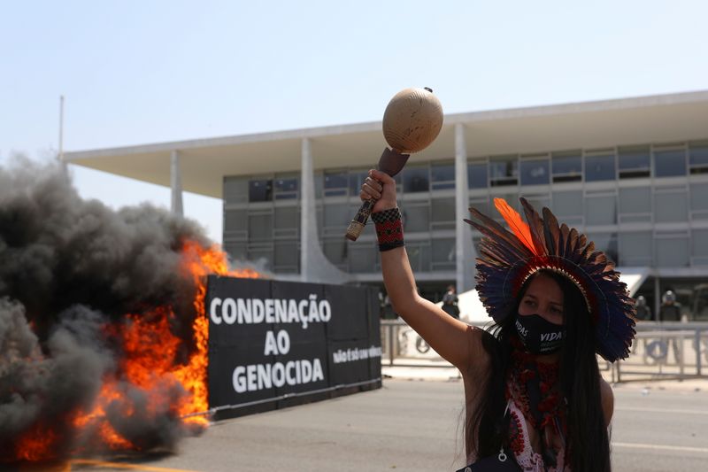 &copy; Reuters. Protesto de indígenas contra o presidente Jair Bolsonaro e o marco temporal em Brasília
27/08/2021
REUTERS/Amanda Perobelli