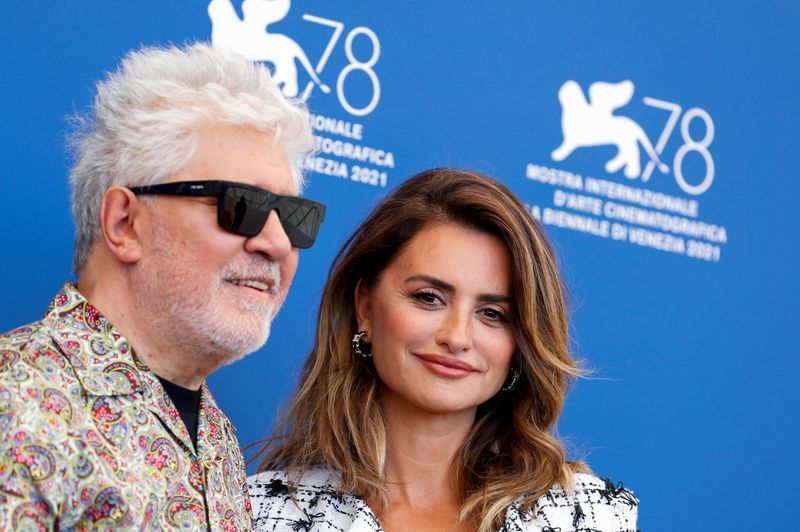 &copy; Reuters. Pedro Almodóvar e Penélope Cruz no Festival de Veneza
01/09/2021
REUTERS/Yara Nardi