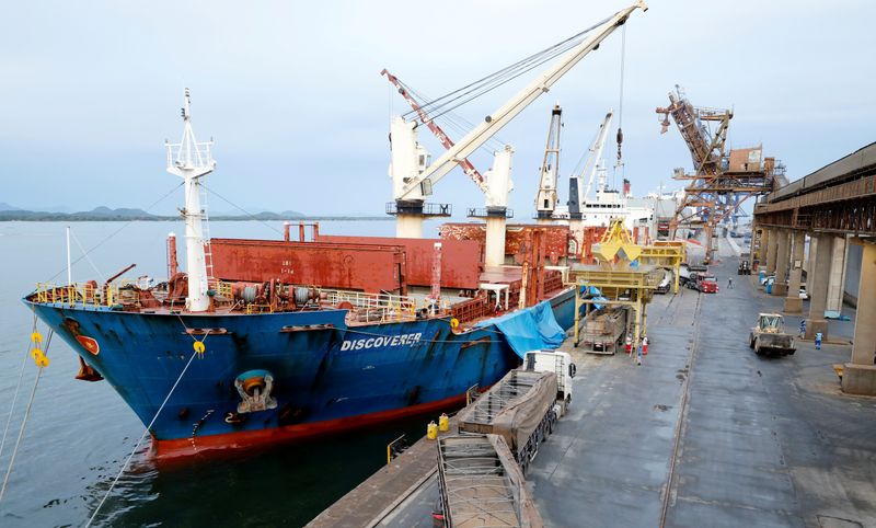 &copy; Reuters. Cargueiro descarrega soja no porto de Paranaguá, Paraná
03/12/2020
REUTERS/Rodolfo Buhrer