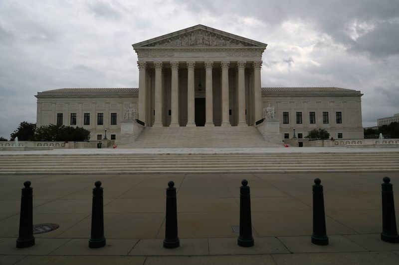 © Reuters. Storm clouds roll in over the U.S. Supreme Court, following an abortion ruling by the Texas legislature, in Washington, U.S., September 1, 2021. REUTERS/Tom Brenner