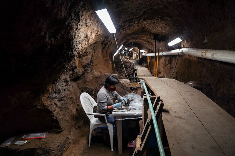 &copy; Reuters. Artefatos encontrados em túnel debaixo de pirâmide em San Juan Teotihuacán, no México
12/08/2021 REUTERS/Toya Sarno Jordan