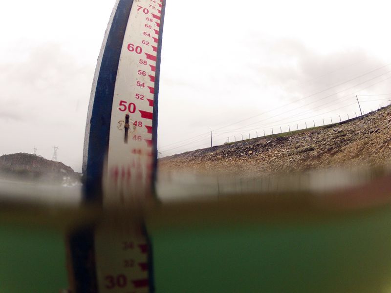 &copy; Reuters. Instrumento para medição do nível d'água no reservatório da usina hidrelétrica de Furnas, em São José da Barra (MG) 
14/01/2013
REUTERS/Paulo Whitaker