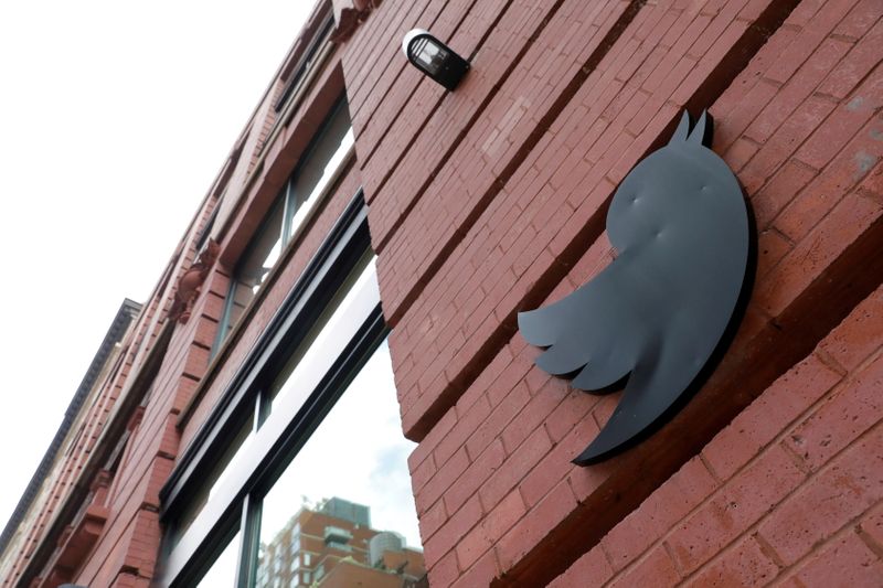 &copy; Reuters. FOTO DE ARCHIVO: Un logotipo se ve en las oficinas de Twitter de Nueva York en Manhattan, Nueva York, Estados Unidos. 29 de julio de 2021. REUTERS/Andrew Kelly/