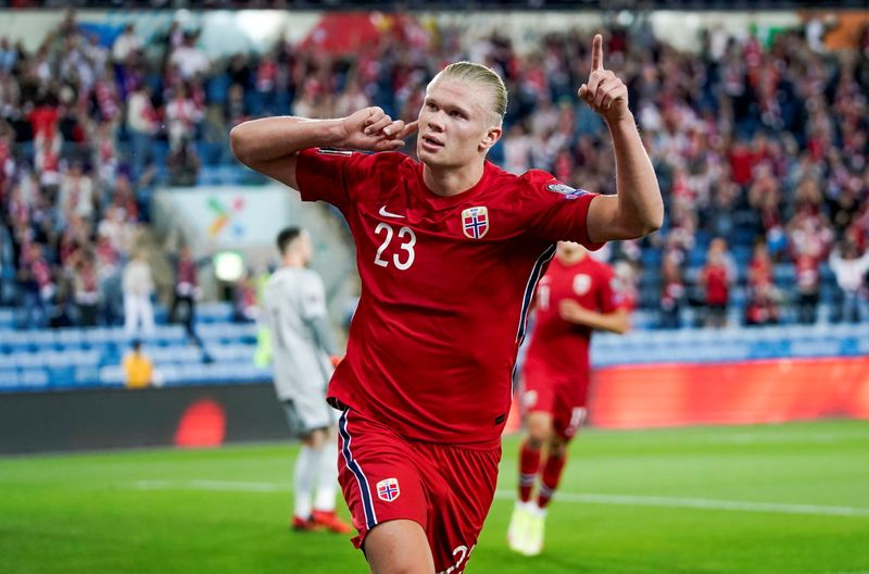 &copy; Reuters. El noruego Erling Braut Haaland celebra tras anotar un gol en el empate entre las selecciones de Noruega y Países Bajos por el Grupo G de las clasificatorias europeas a Qatar 2022, en Ullevaal Stadion, Oslo, Noruega - Septiembre 1, 2021 Stian Lysberg Sol