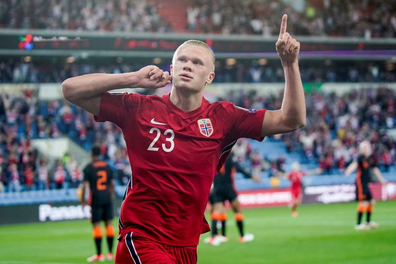 &copy; Reuters. إرلينج هالاند لاعب النرويج يحتفل بتسجيل هدف أمام هولندا في تصفيات كأس العالم لكرة القدم في أوسلو يوم الأربعاء. (صورة لرويترز يحظر استخدامها 
