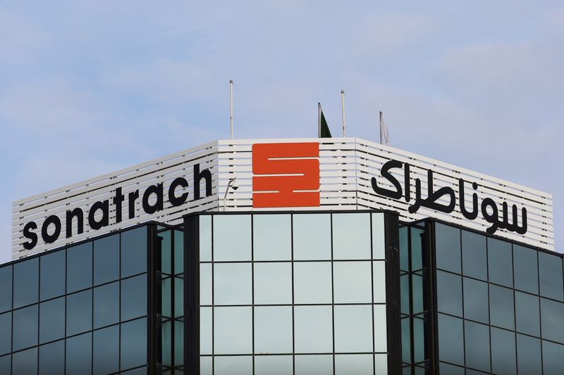 &copy; Reuters. شعار شركة سوناطراك الجزائرية على مقر الشركة في الجزائر بصورة من أرشيف رويترز.