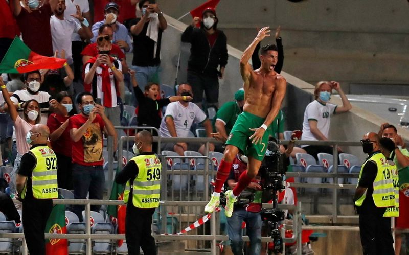 &copy; Reuters. Cristiano Ronaldo comemora gol da vitória de Portugal contra a Irlanda
01/09/2021
REUTERS/Pedro Nunes