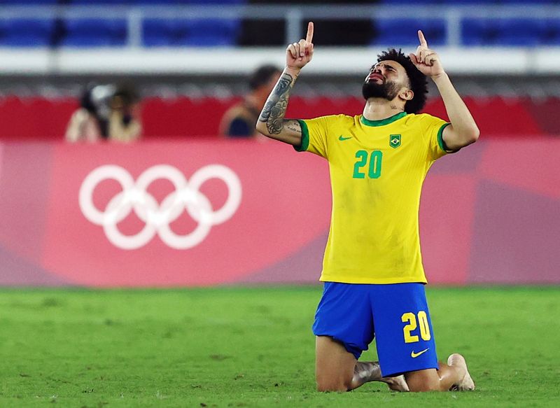 &copy; Reuters. FOTO DE ARCHIVO: Claudinho celebra después de que Brasil ganara la medalla de oro en la final de los Juegos Olímpicos de Tokio 2020 ante España. Yokohama, Japón. 7 agosto 2021. REUTERS/Amr Abdallah Dalsh