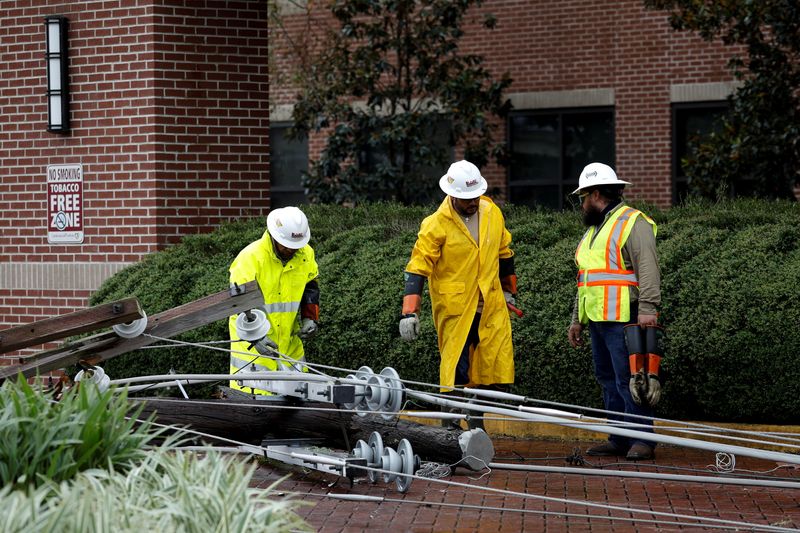 &copy; Reuters. Power restoration workers inspect the area surrounding an affected hospital after Hurricane Ida made landfall in Louisiana, in Houma, Louisiana, U.S. September 1, 2021. REUTERS/Marco Bello