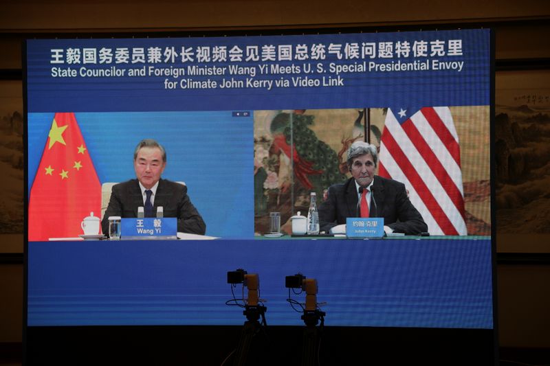 &copy; Reuters. المبعوث الأمريكي للمناخ جون كيري في اجتماع عبر الإنترنت مع وزير الخارجية الصيني وانغ يي يوم الأربعاء. 
(صورة لرويترز من وزارة الخارجية الأمر