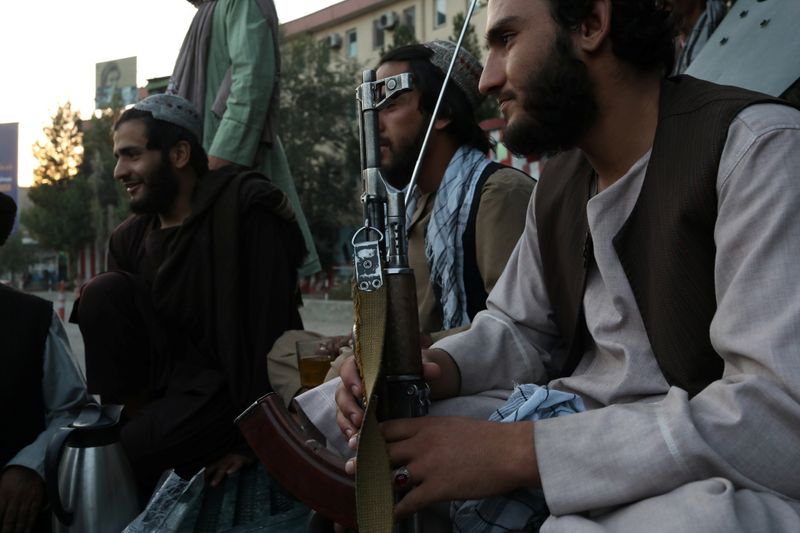 &copy; Reuters. Taliban soldiers talk to each other, in Kabul, Afghanistan September 1, 2021. WANA (West Asia News Agency) via REUTERS 