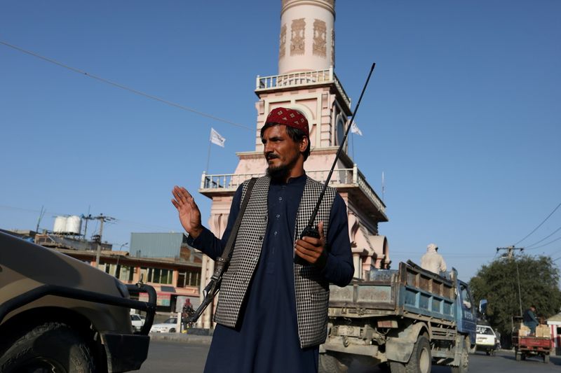 &copy; Reuters. A Taliban soldier stands on a street in Kabul, Afghanistan September 1, 2021. WANA (West Asia News Agency) via REUTERS