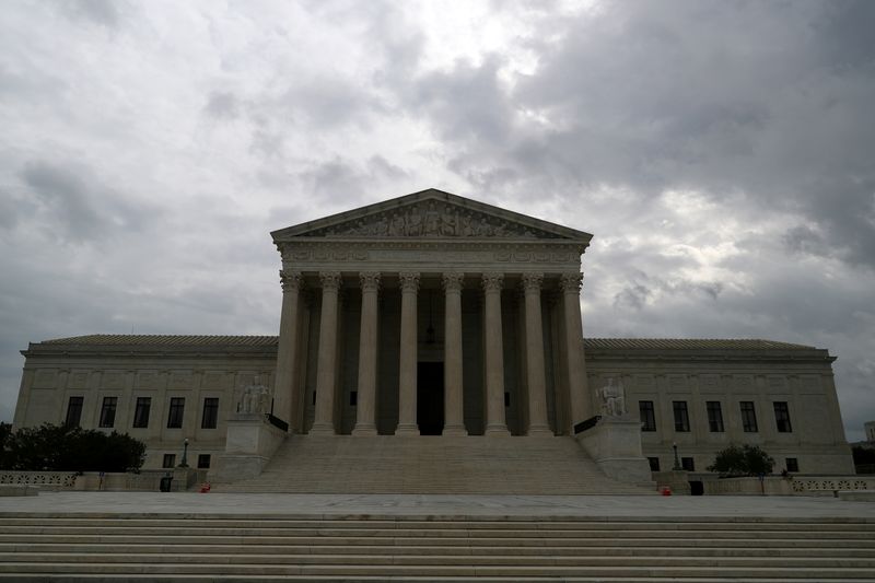 © Reuters. FILE PHOTO: Storm clouds roll in over the U.S. Supreme Court, following an abortion ruling by the Texas legislature, in Washington, U.S., September 1, 2021.  REUTERS/Tom Brenner